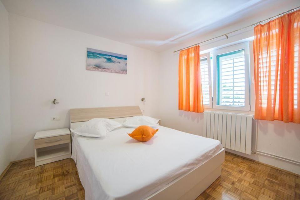 Apartmani Stipan Brela Exteriör bild