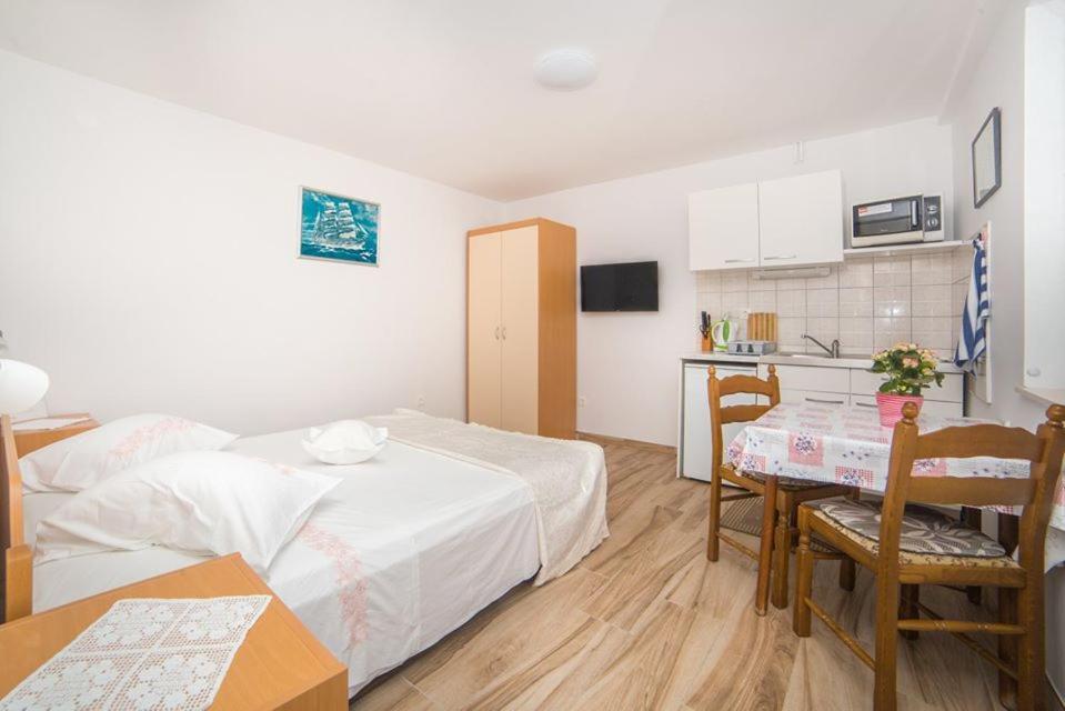 Apartmani Stipan Brela Exteriör bild