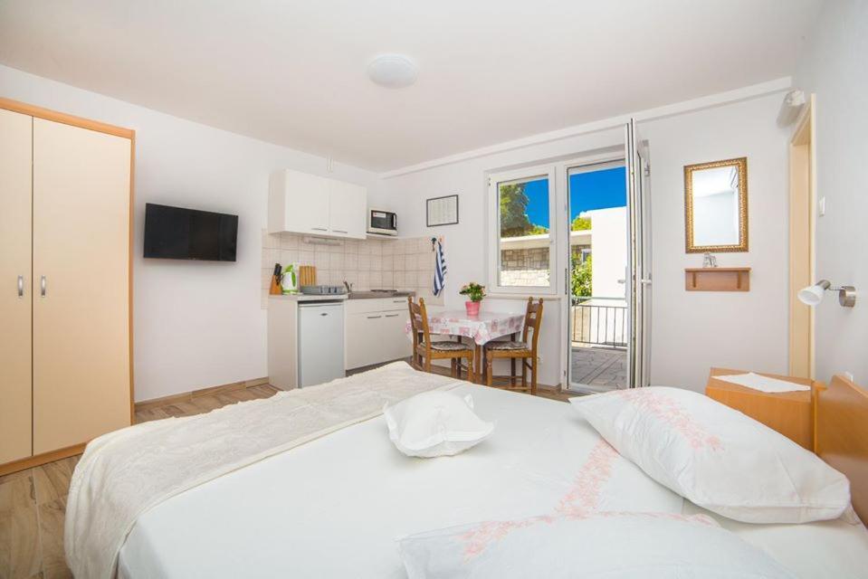 Apartmani Stipan Brela Exteriör bild